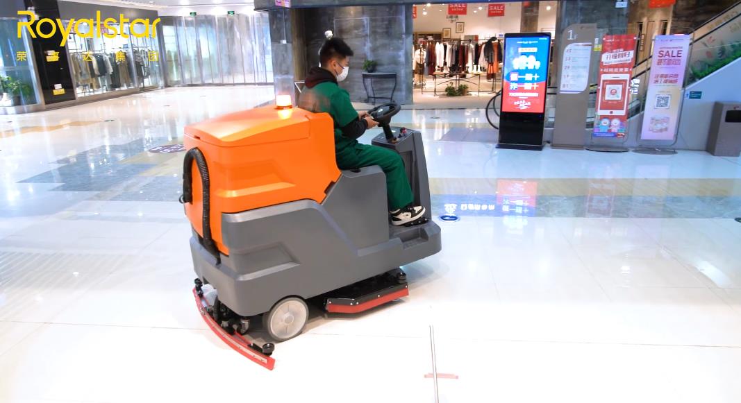 為什么選擇駕駛式洗地機或掃地機？卓越、經濟高效的清潔